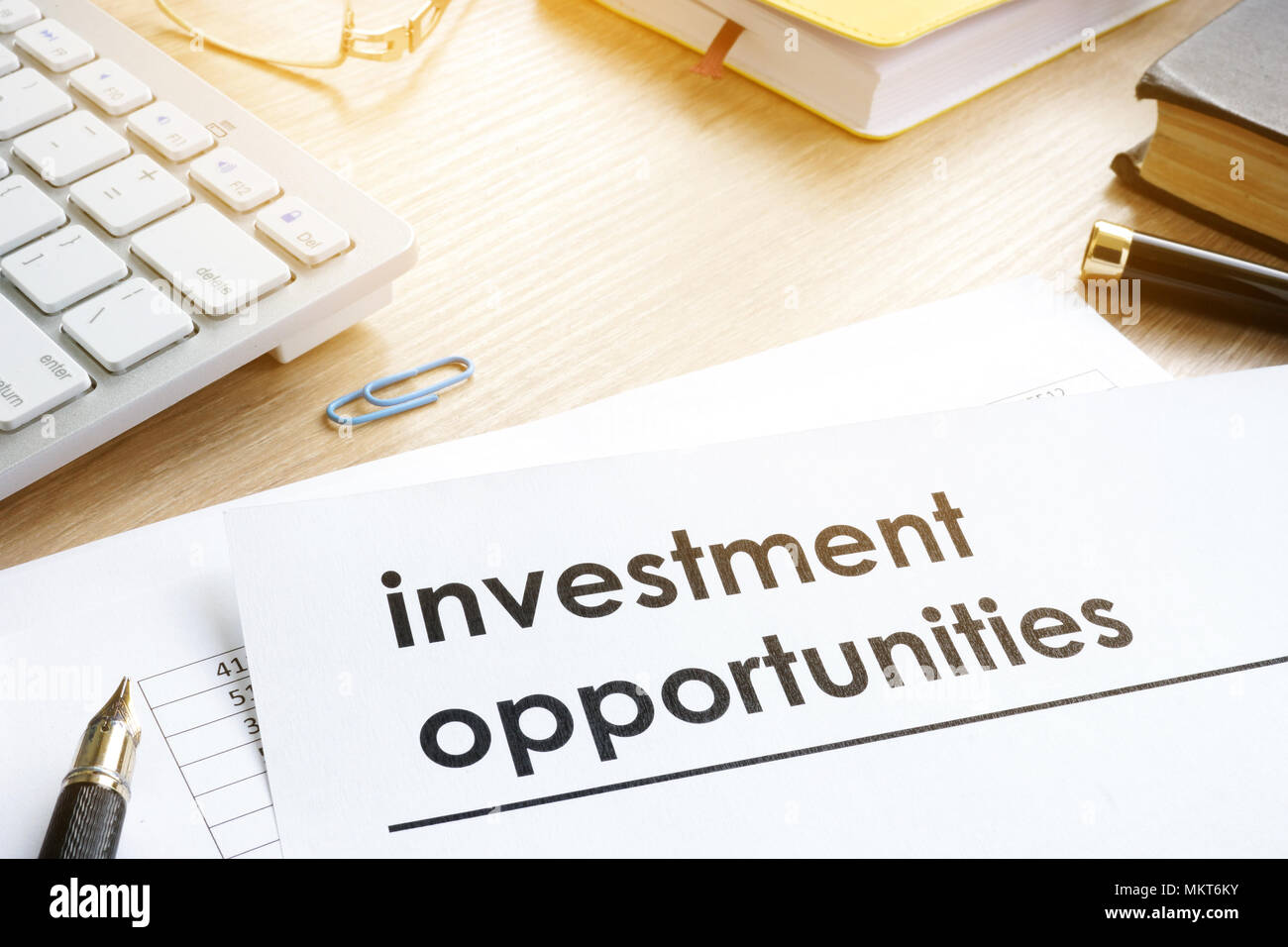 Documenti con titolo opportunità di investimento su una scrivania. Foto Stock