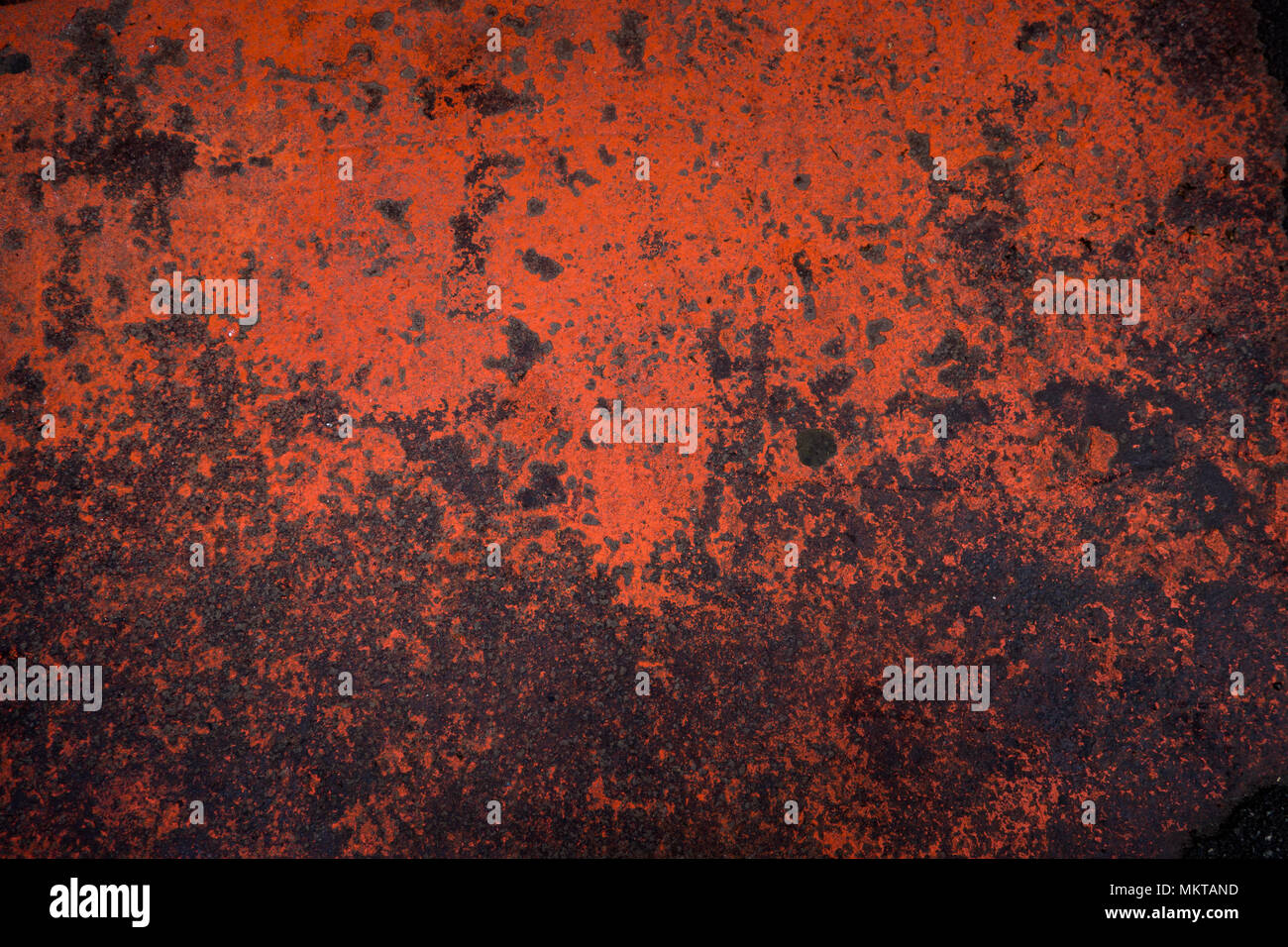 Il grintoso rosso luminoso texture su un metallo arrugginito Foto Stock