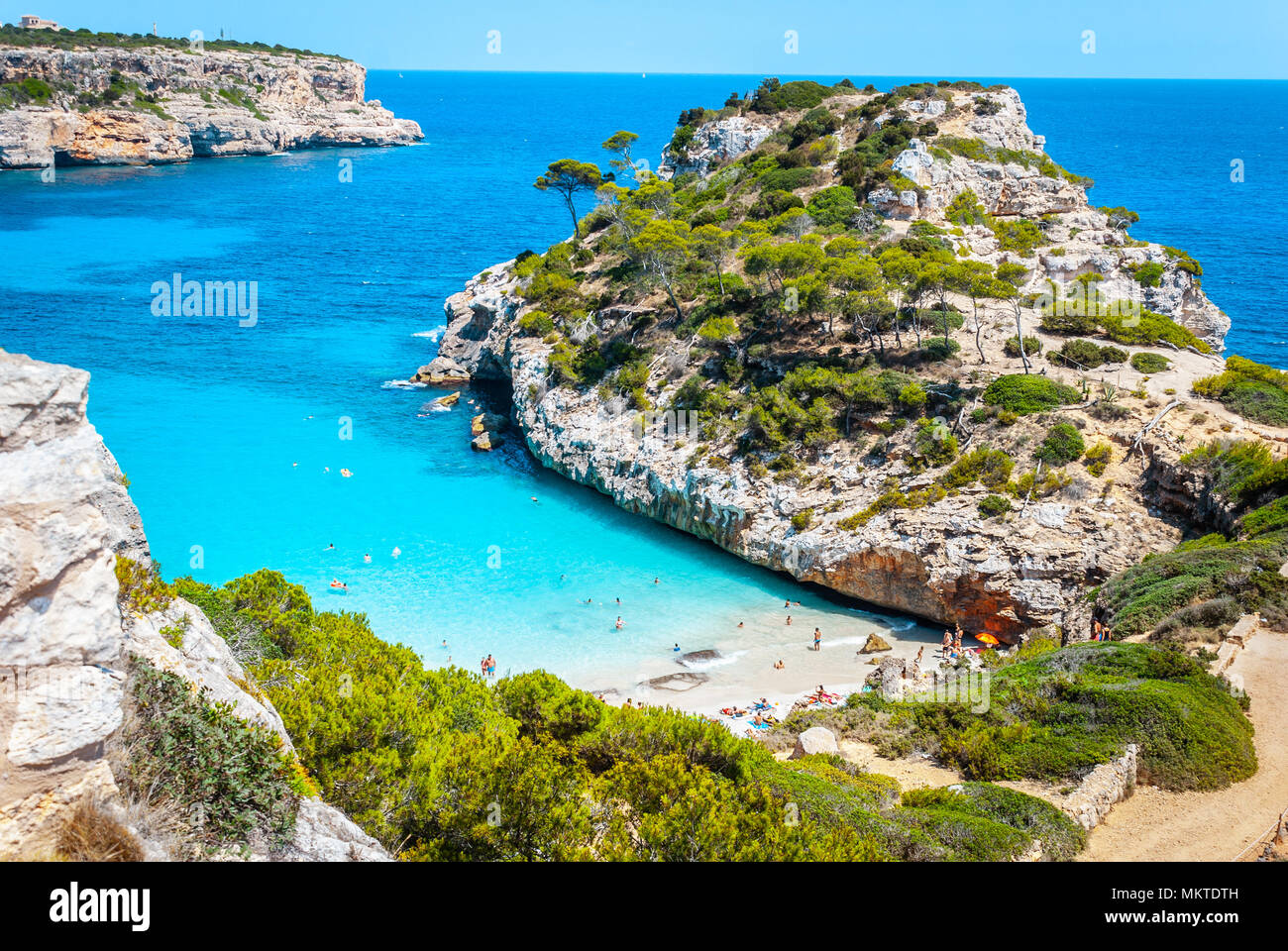 Calo des Moro, Mallorca in una giornata di sole con la gente sulla spiaggia Foto Stock