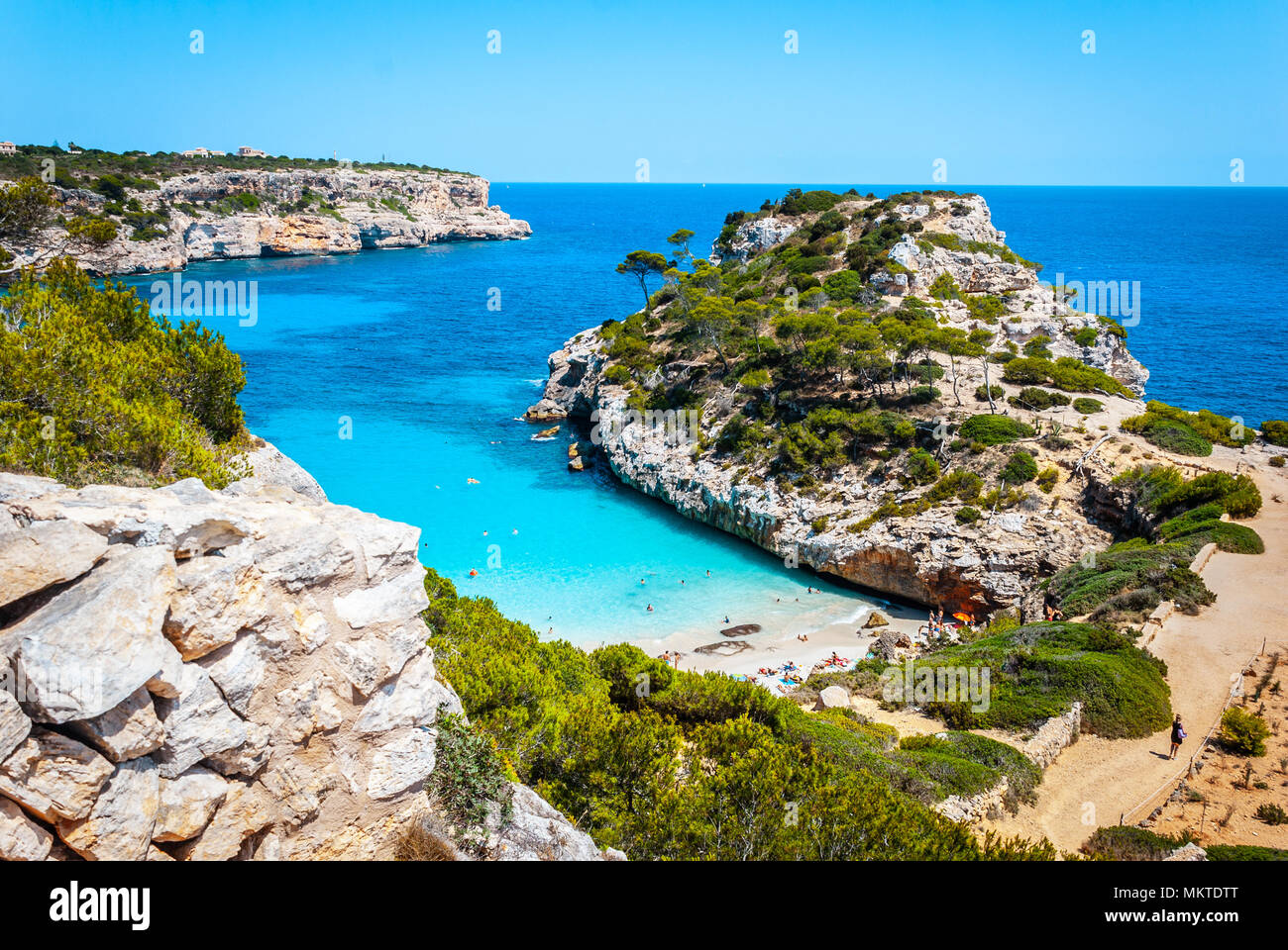 Calo des Moro, Mallorca in una giornata di sole con la gente sulla spiaggia Foto Stock