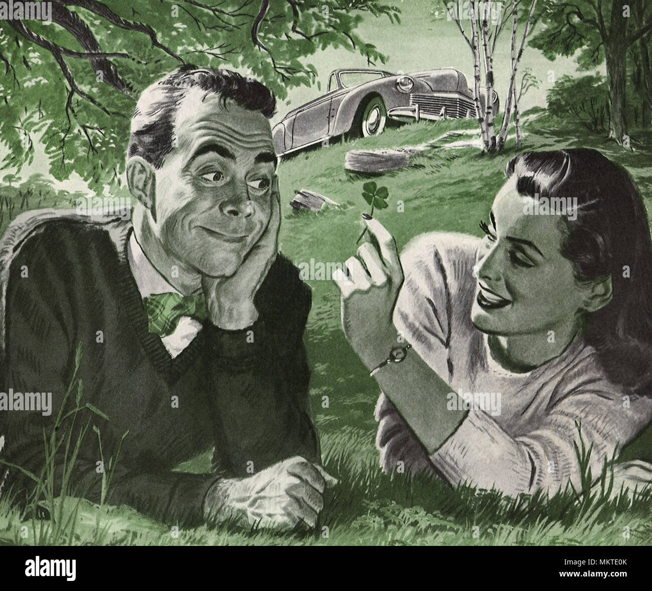 Donna raccoglie quattro Leaf Clover per l uomo Foto Stock