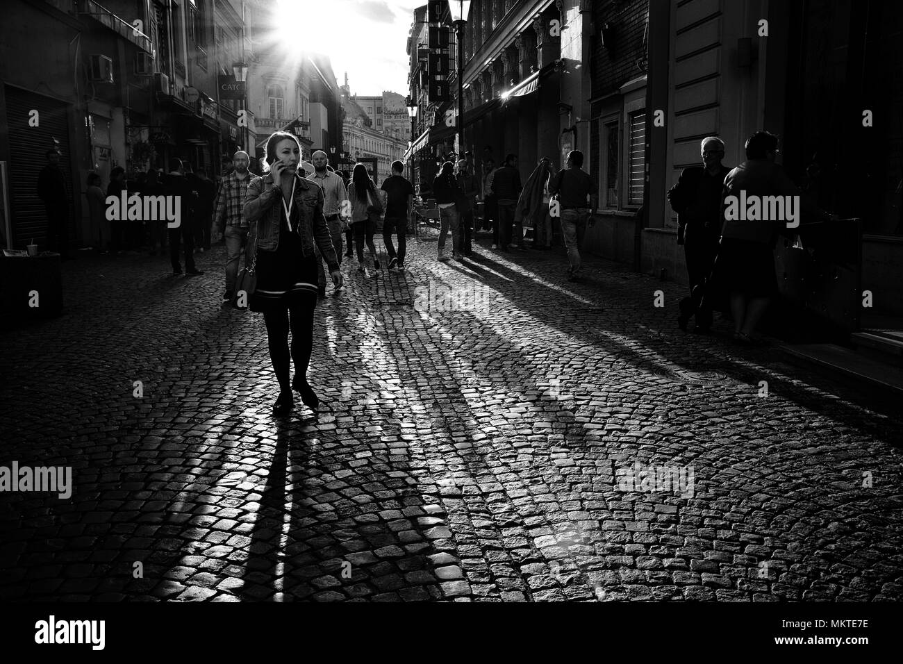 Bucarest, Romania - Aprile ,2018. Lo stile di vita nella città vecchia di Bucarest Lipscani Street, al tramonto. Foto Stock