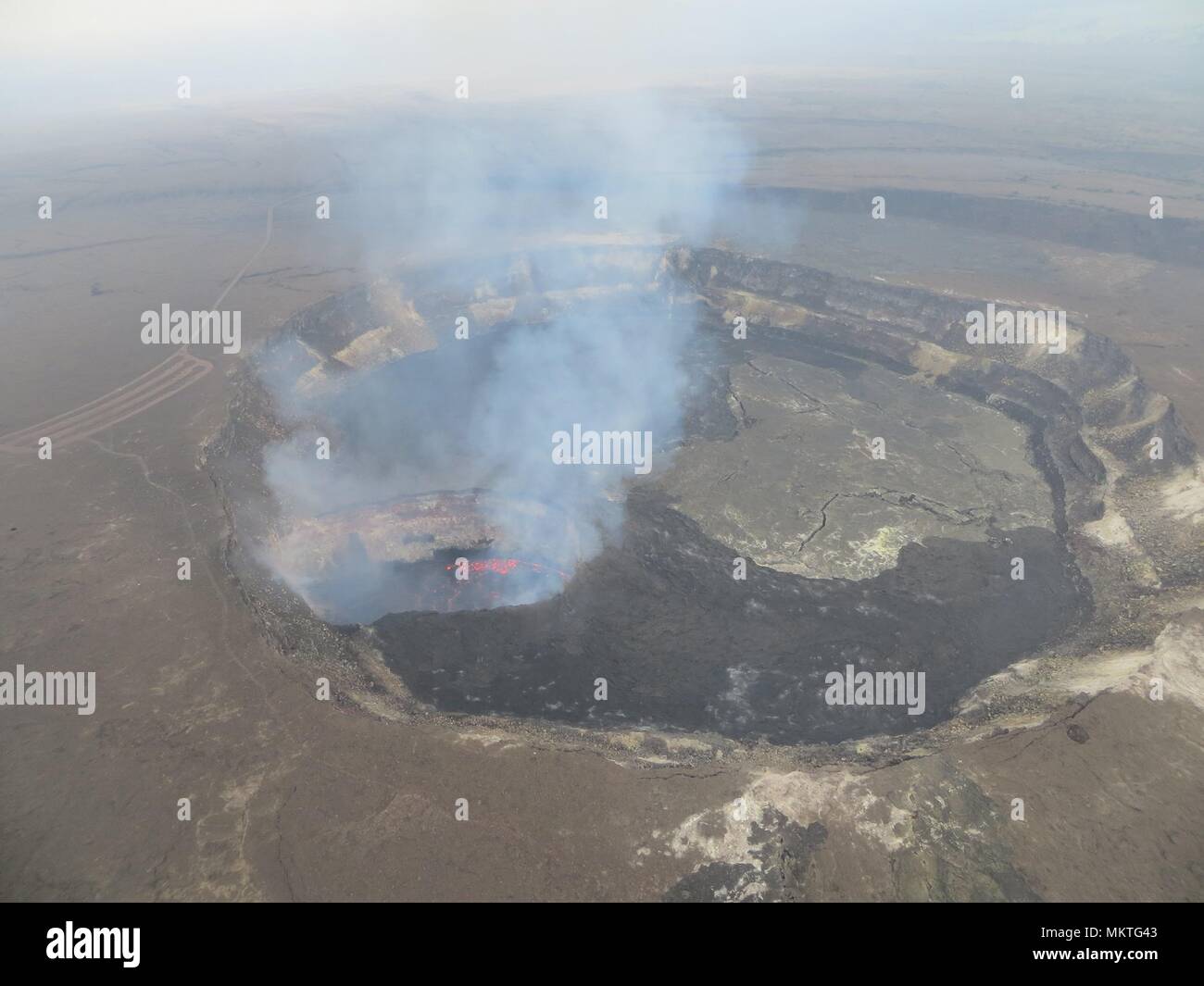 Il fumo e il sale di lava dal vulcano Kilauea a seguito di un 6,9-terremoto di magnitudine 4 Maggio 2018 in Leilani Estates, Hawaii. La recente eruzione continua distruzione di case, costringendo le evacuazioni e produca lava e gas velenosi sulla Big Island delle Hawaii. Foto Stock