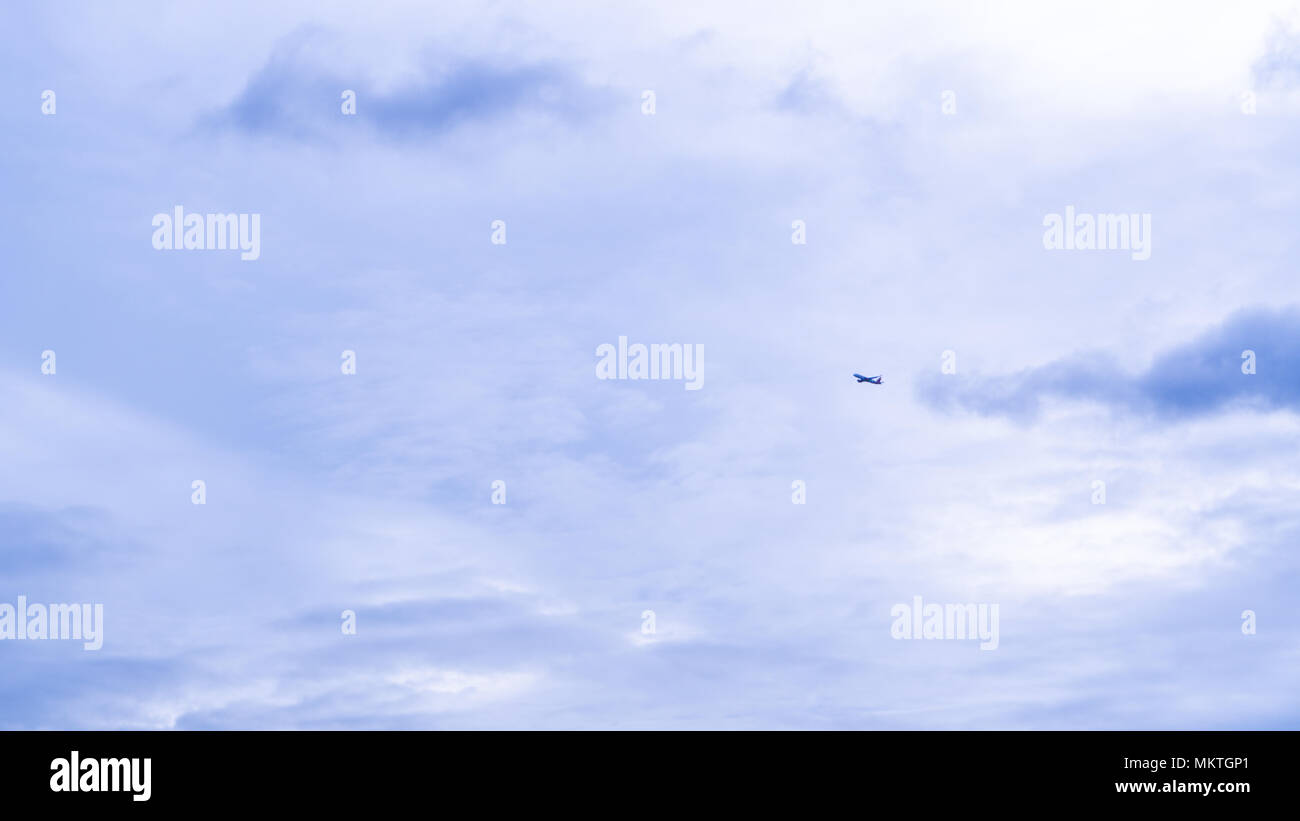Aeroplano in un profondo cielo blu con alcune nuvole in un giorno nuvoloso - Brasile Foto Stock