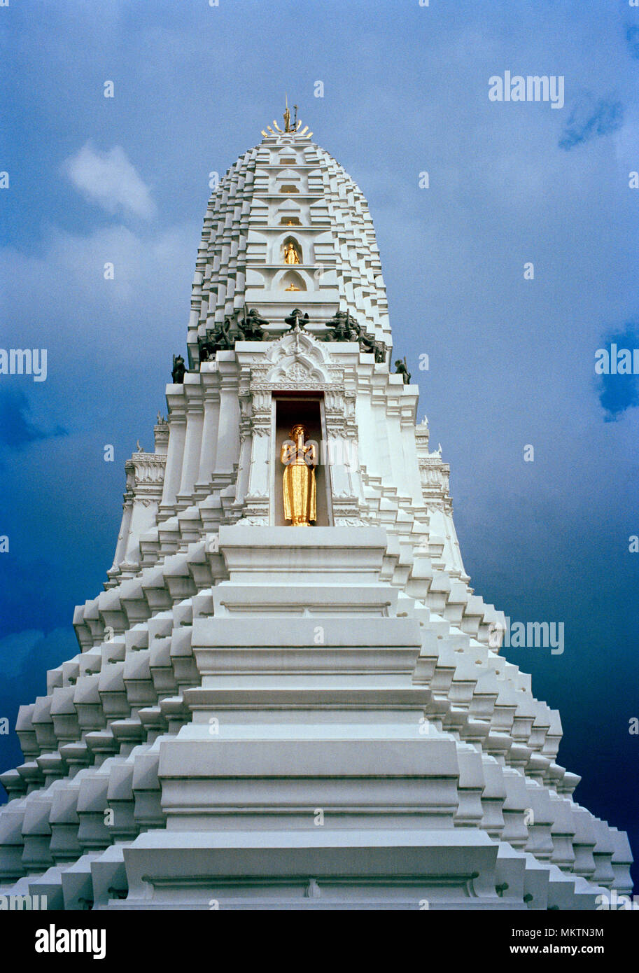 Templi di Bangkok - Pagoda presso il Tempio della campana Wat Rakhang Kositaram Woramahavihan a Bangkok in Tailandia in Asia del sud-est in Estremo Oriente. Viaggio d'oro Foto Stock