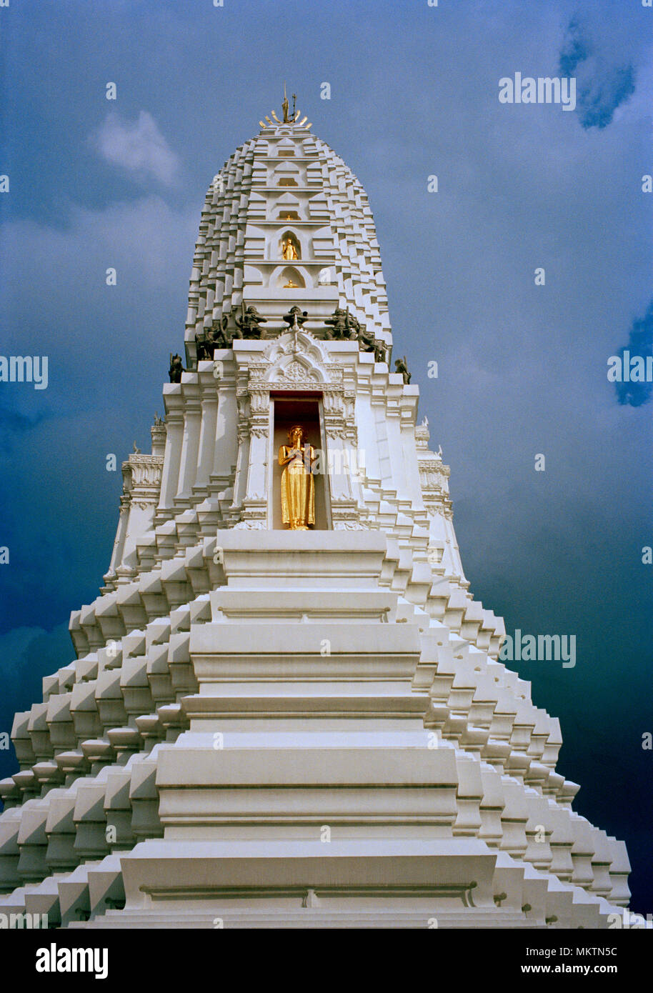 Templi di Bangkok - Pagoda presso il Tempio della campana Wat Rakhang Kositaram Woramahavihan a Bangkok in Tailandia in Asia del sud-est in Estremo Oriente. Viaggio d'oro Foto Stock