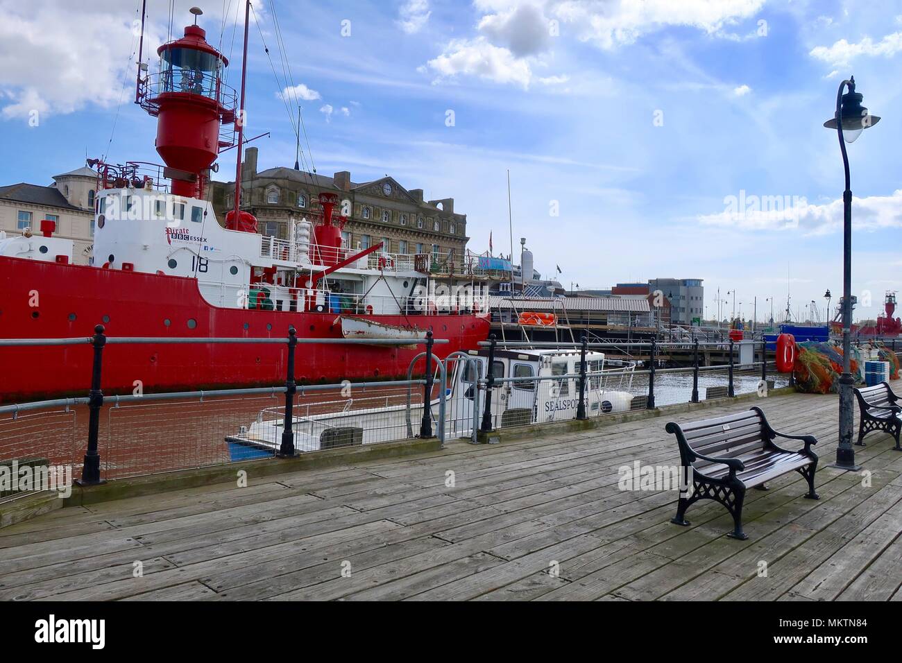 LV18 la barca che scuotono la. Radio Caroline radio pirata nave nel dock, Ha'penny pier, Harwich, Essex. Maggio 2018. Foto Stock