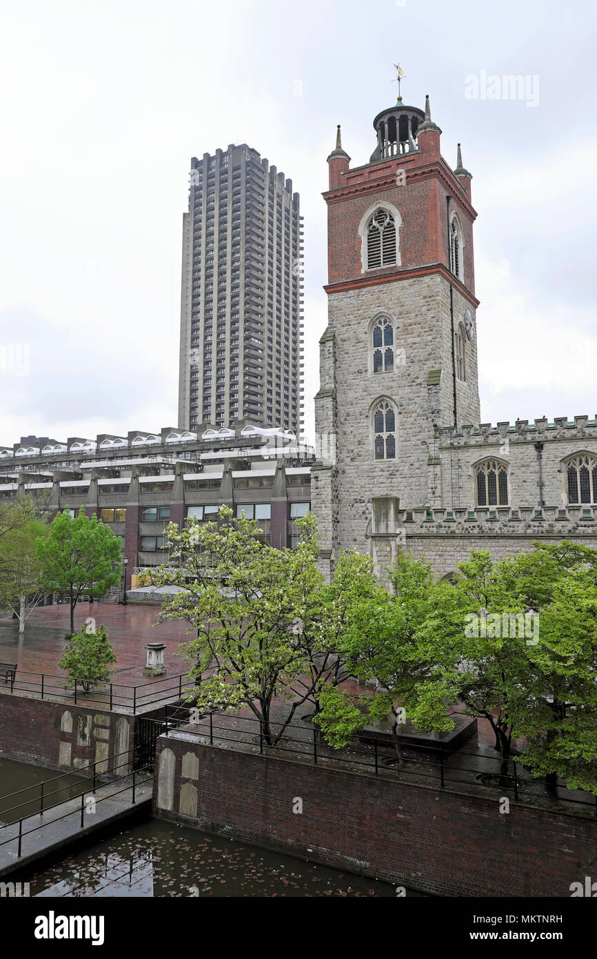 Vista verticale di St Giles Cripplegate chiesa e il Barbican Estate Shakespearel torre in primavera nella City di Londra, Inghilterra UK KATHY DEWITT Foto Stock