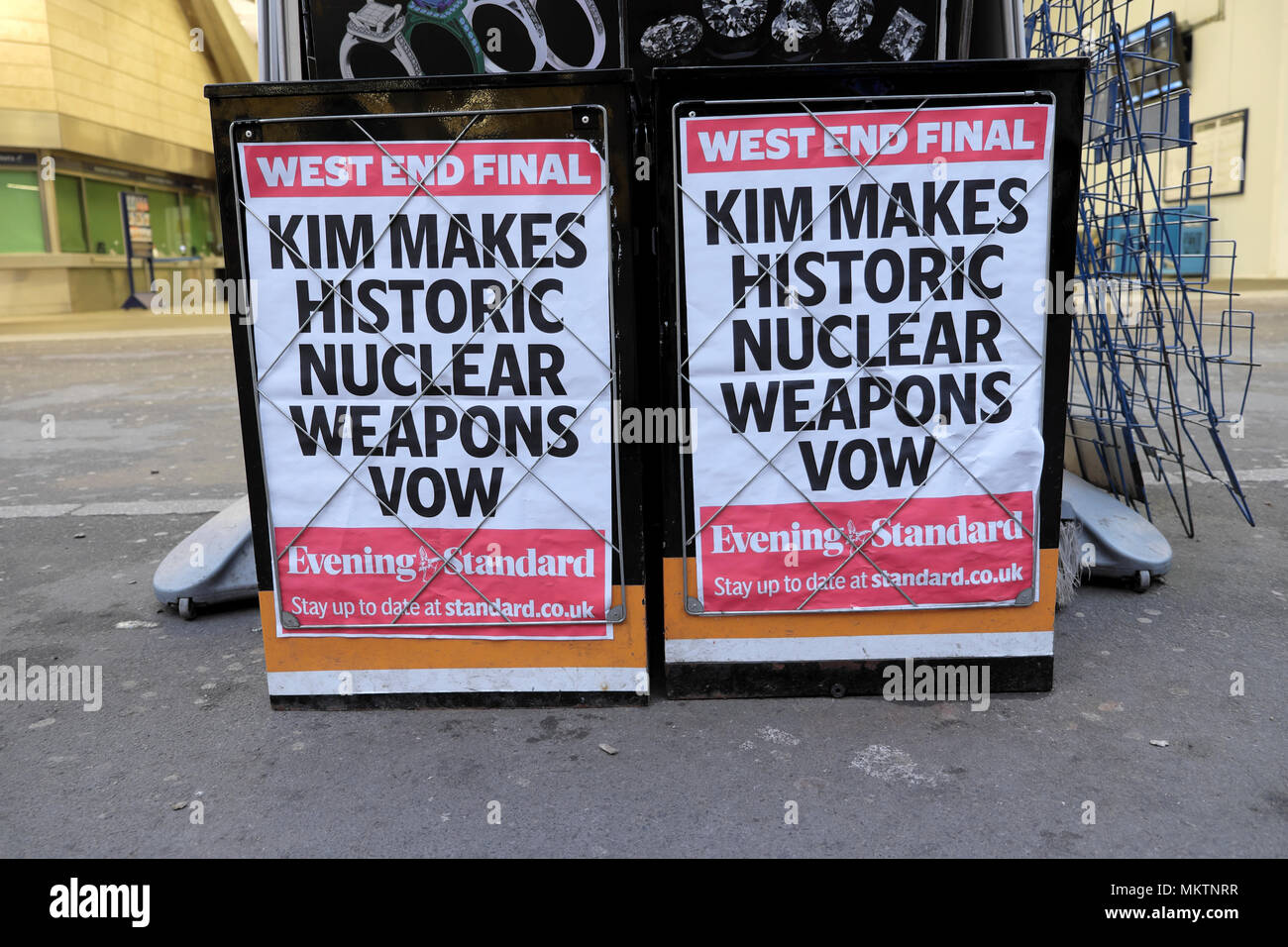 Sera giornale Standard un poster advert 'Kim storico rende le armi nucleari voto' fuori in edicola il 28 aprile 2018 a Londra REGNO UNITO Foto Stock