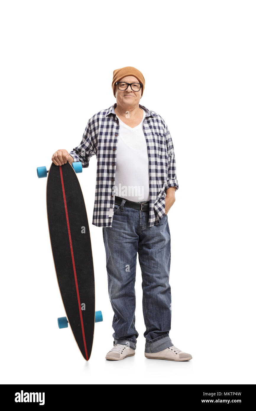 A piena lunghezza Ritratto di un vecchio pattinatore con un longboard isolati su sfondo bianco Foto Stock