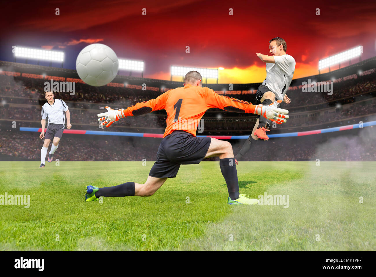 Scene da un calcio o del gioco del calcio con lettore maschio Foto Stock