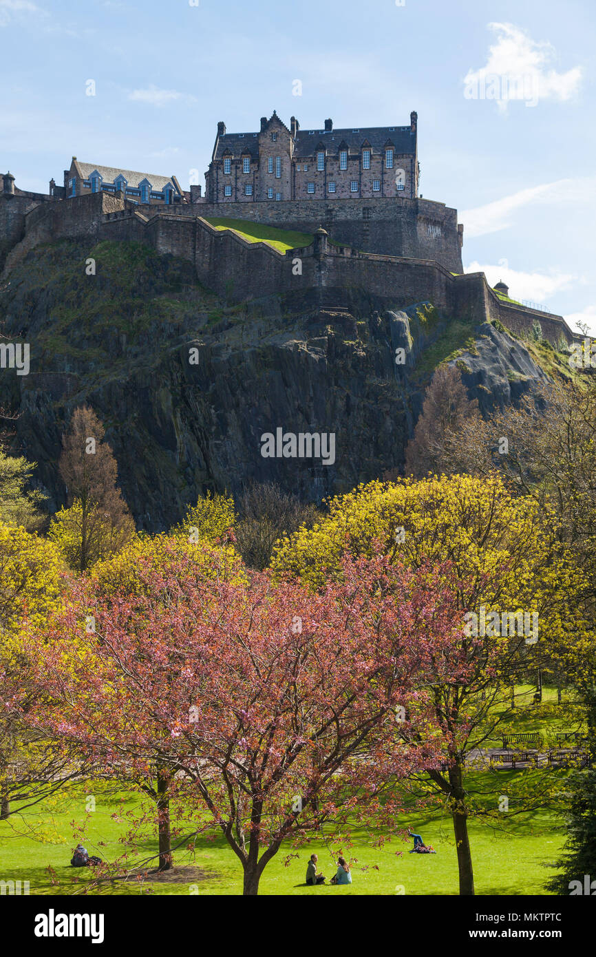 Il castello di Edimburgo visto da Princess Street Edinburgh in Scozia. Foto Stock