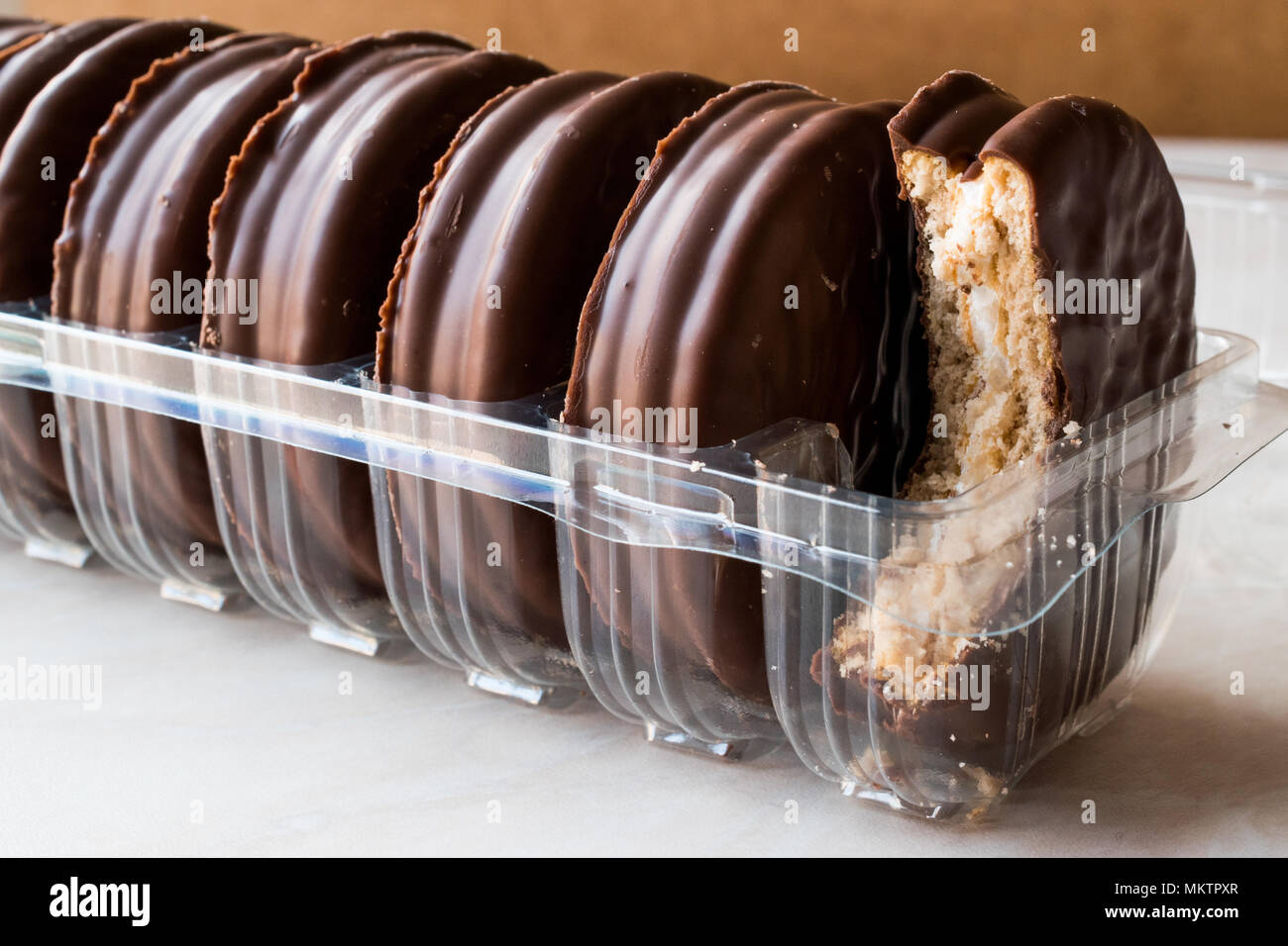 Fila di morso ricoperta di cioccolato biscotti di marshmallow. Concetto di dessert. Foto Stock