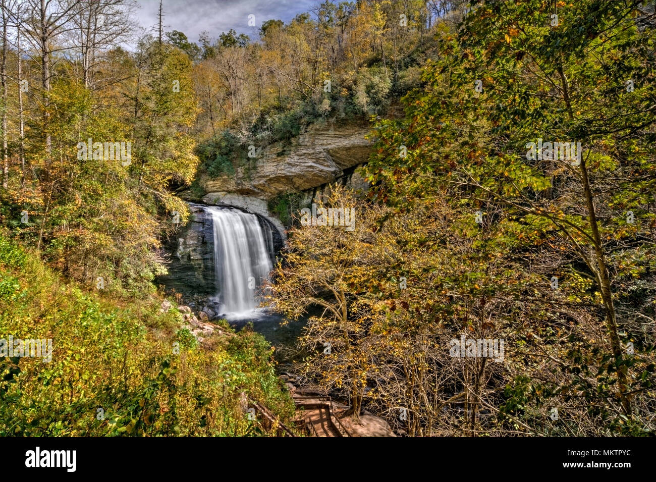 Alla ricerca di vetro cade è un Scenic 60 piedi cascata in western North Carolina. Visto qui in autunno. Foto Stock