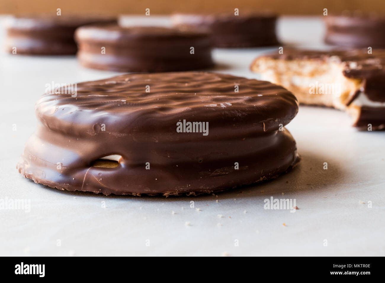 Ricoperta di cioccolato biscotti di marshmallow. Concetto di dessert. Foto Stock