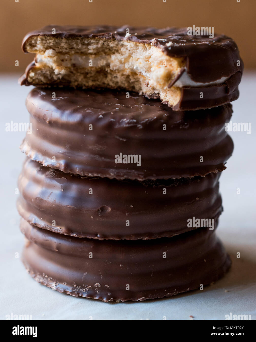 Pila di morso ricoperta di cioccolato biscotti di marshmallow. Concetto di dessert. Foto Stock