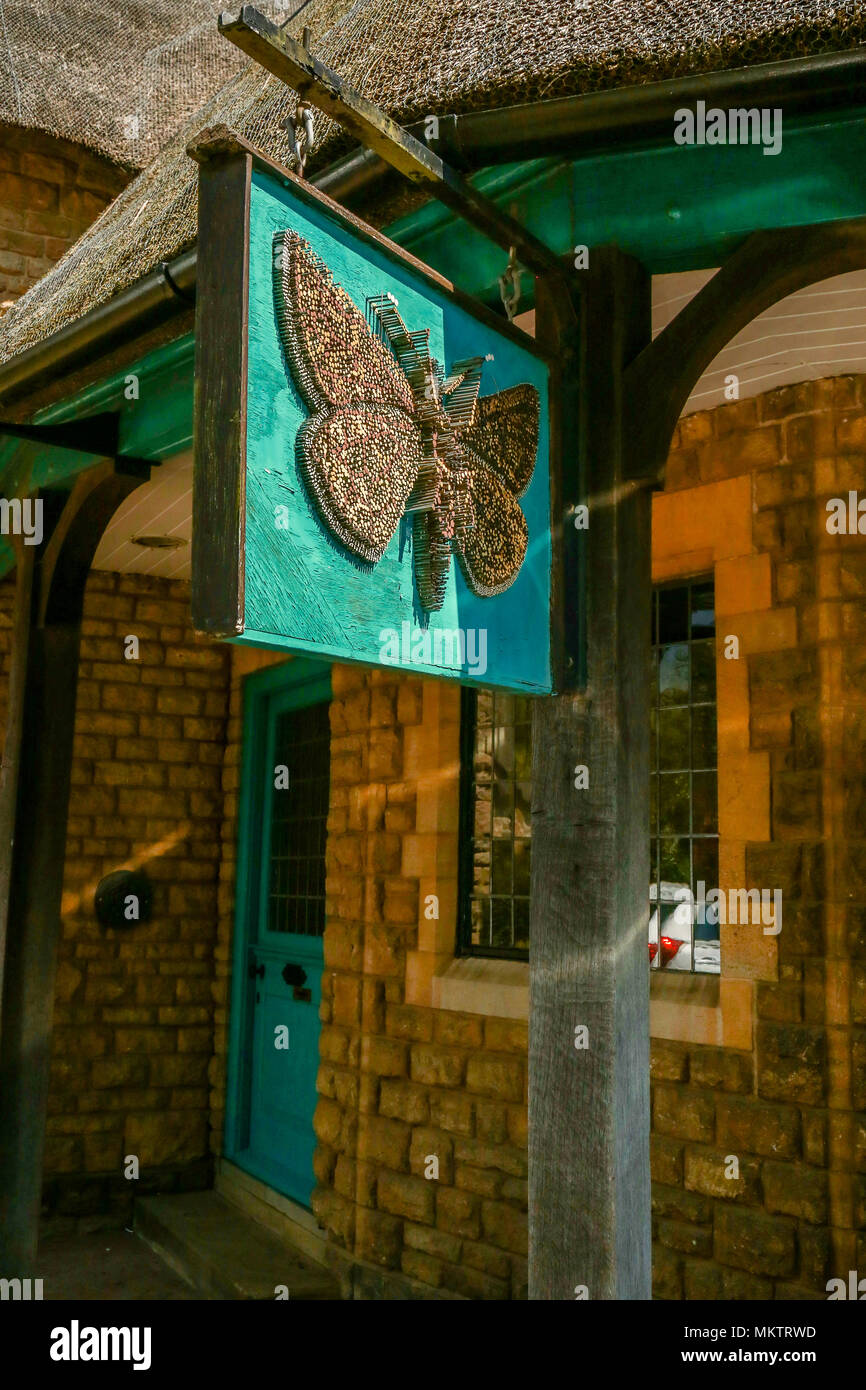 Il segno al di fuori la bandiera a scacchi Skipper pub di Ashton,Northamptonshire Foto Stock