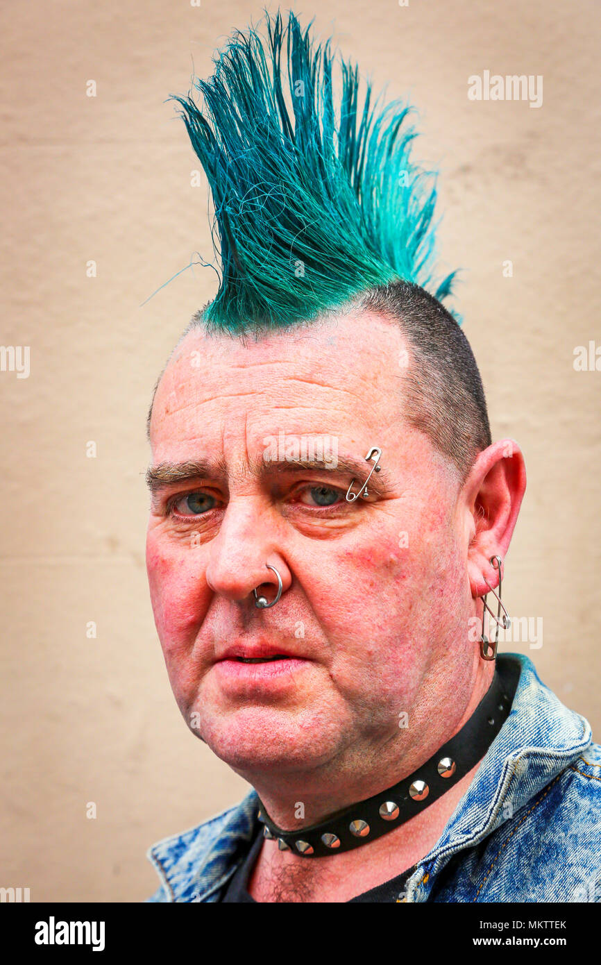 Davie Dryburgh da Arrocher, Scozia, una ventola permanente del punk, fotografato in Glasgow sul suo modo di frequentare un punk music festival Foto Stock