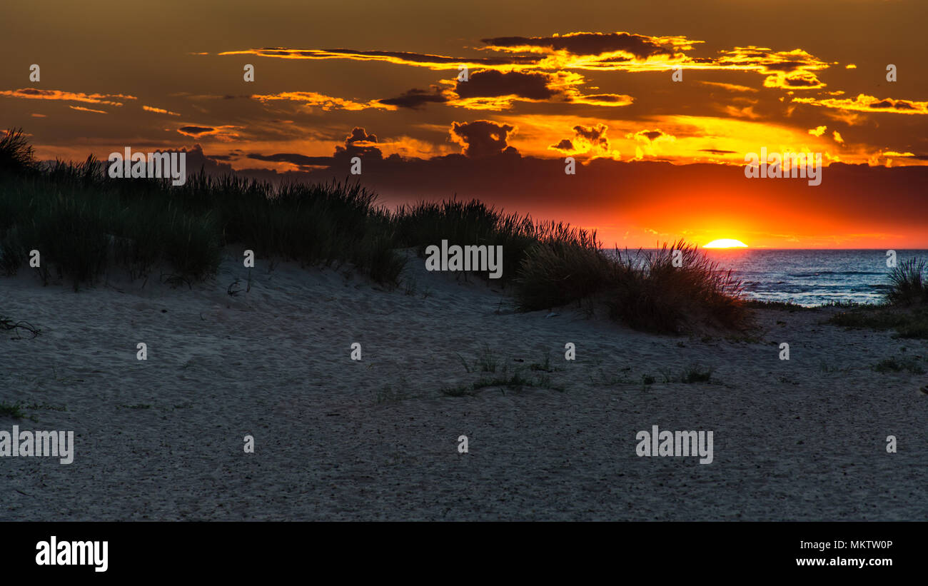 Pozzetti accanto il mare spiaggia in Norfolk prese al tramonto in una serata estiva a piedi Foto Stock