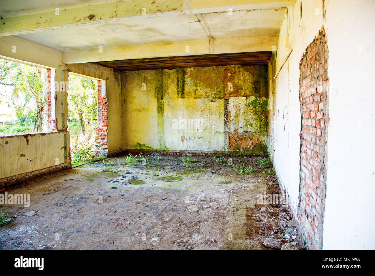 Camera a vuoto in una vecchia casa abbandonata interni con luce naturale Foto Stock