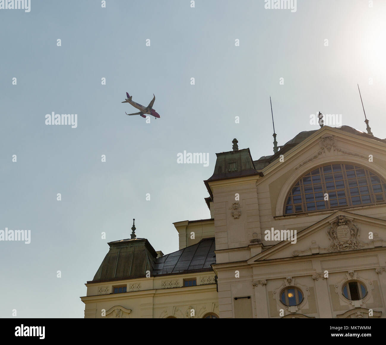 KOSICE, Slovacchia - Ottobre 02, 2017: Wizz Air Airlinnes Airbus A320 neo volare oltre il Teatro di Stato nella Città Vecchia. Si tratta di un ungherese compagnia aerea low-cost. Esso ser Foto Stock KOSICE, Slovacchia - Ottobre 02, 2017: Wizz Air Airlinnes Airbus A320 neo volare oltre il Teatro di Stato nella Città Vecchia. Si tratta di un ungherese compagnia aerea low-cost. Esso ser Foto Stock