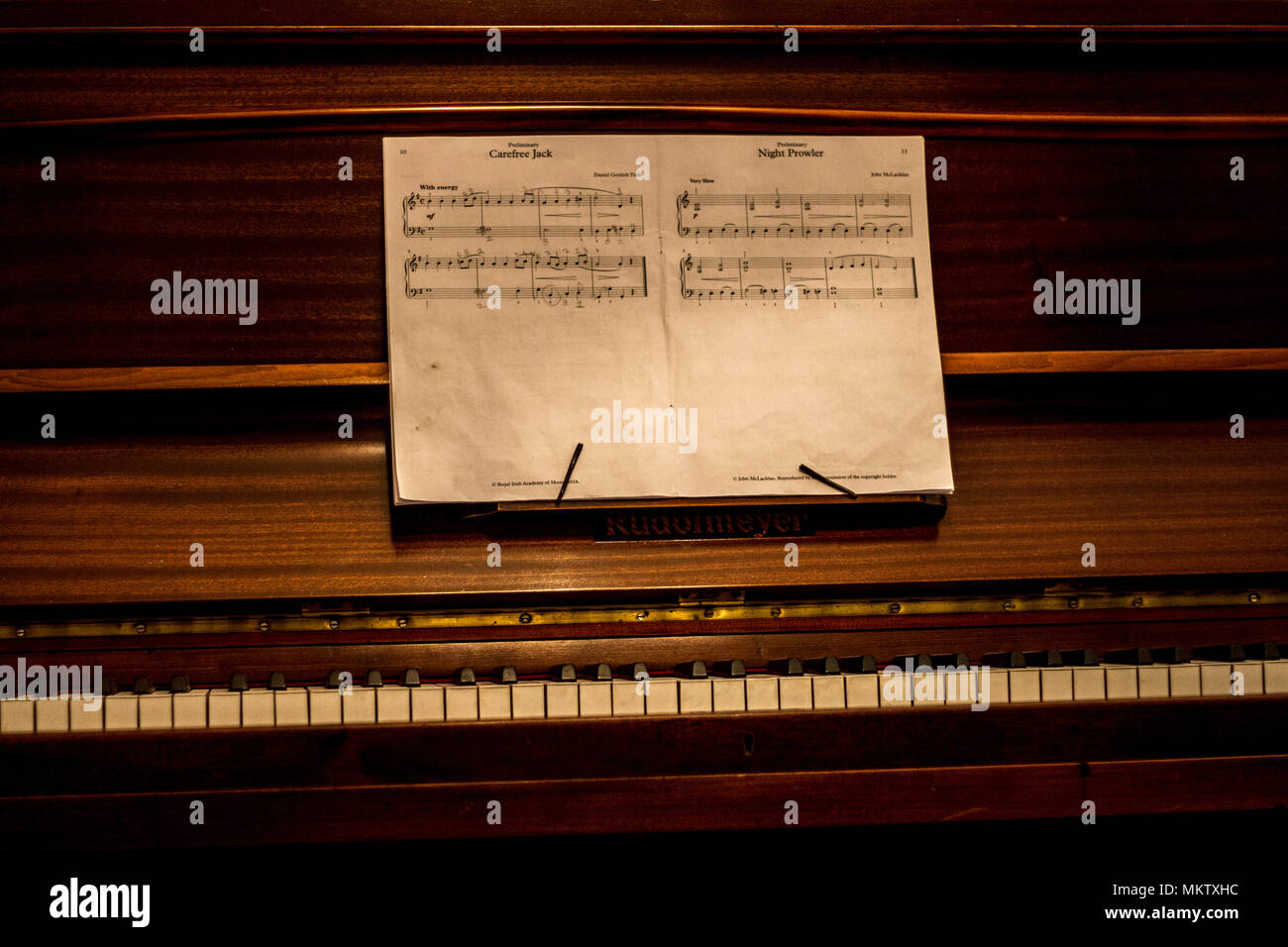 Mogano vecchio pianoforte verticale nella luce della sera, spartiti,  strumento musicale Foto stock - Alamy