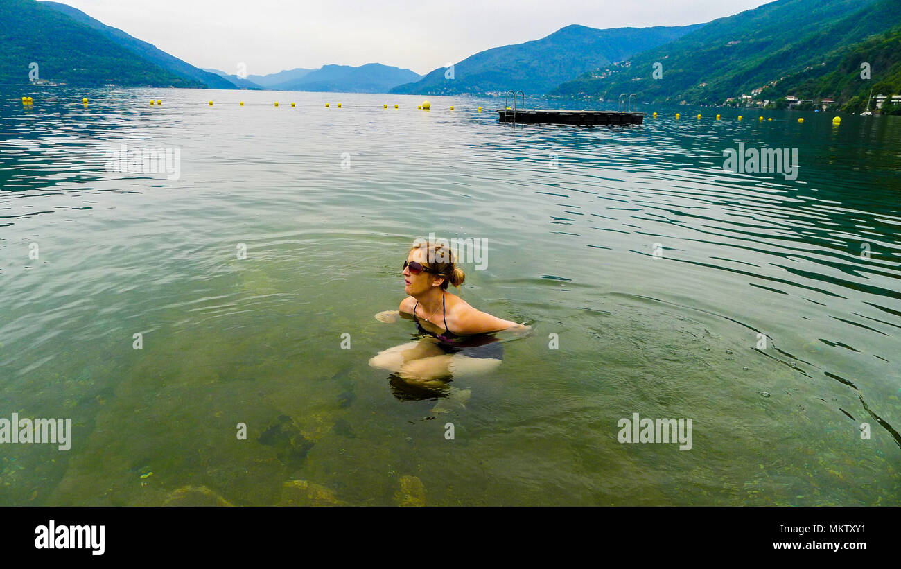 Donna di nuoto nel Lago Maggiore, Lombardia, Italia Foto Stock