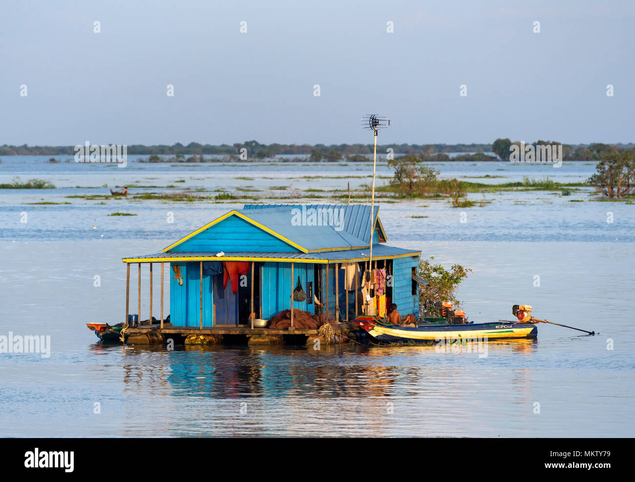 Casa galleggiante nel villaggio di Chong Khneas, Lago Tonle Sap, Cambogia Foto Stock