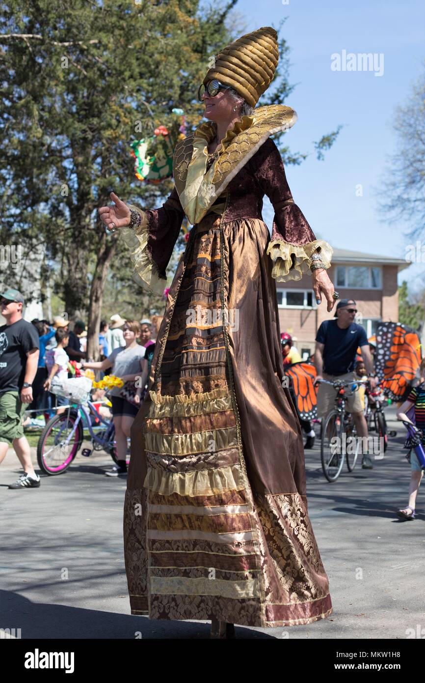 Una donna su palafitte vestito come un ape regina al giorno di maggio  parade e festival di Minneapolis, Minnesota, Stati Uniti d'America Foto  stock - Alamy
