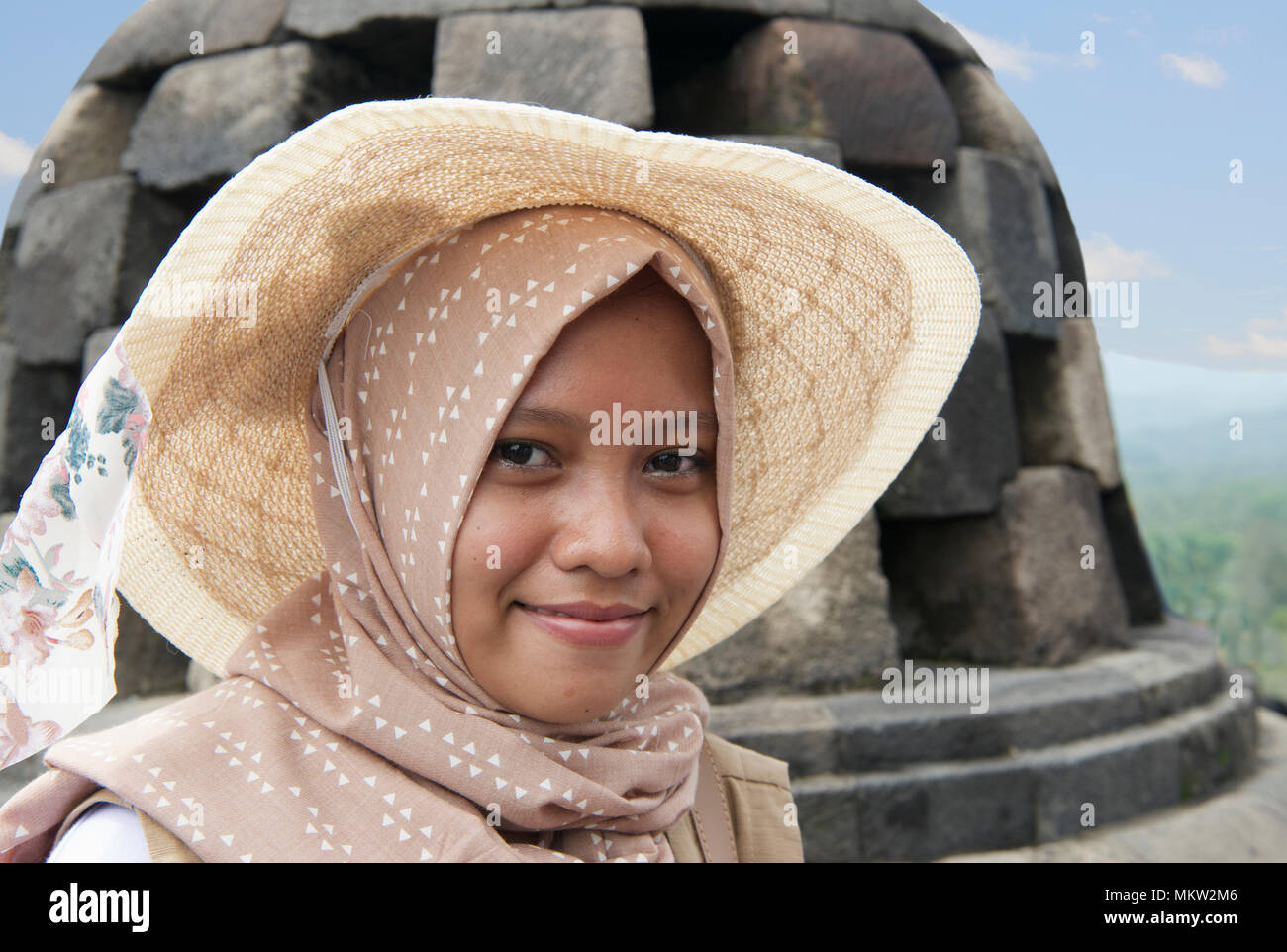 Close-up verticale graziosa ragazza indonesiana del IX secolo il Borobudur tempio Buddista Java Indonesia Foto Stock