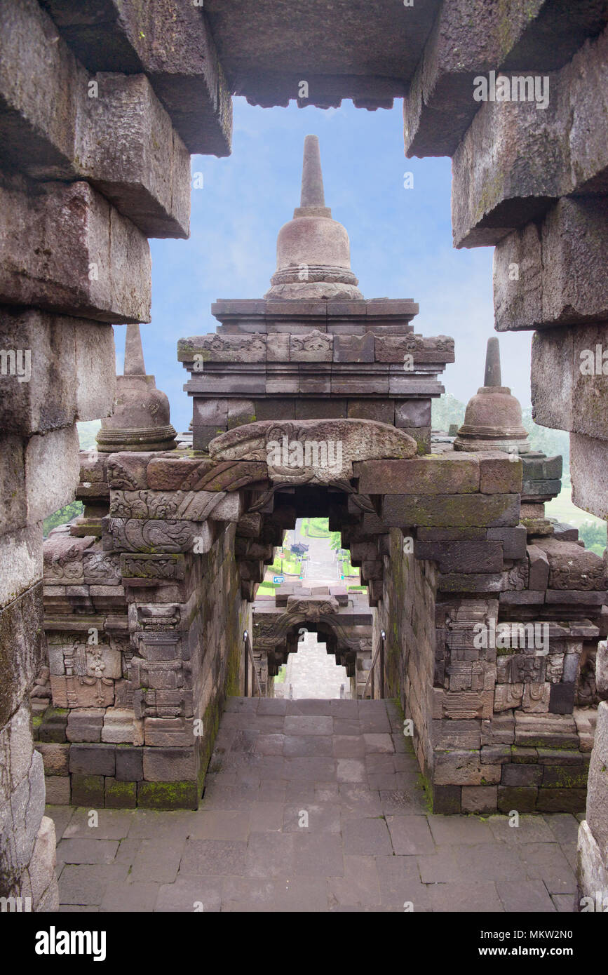 Ingresso nel IX secolo il Borobudur tempio Buddista Java Indonesia Foto Stock