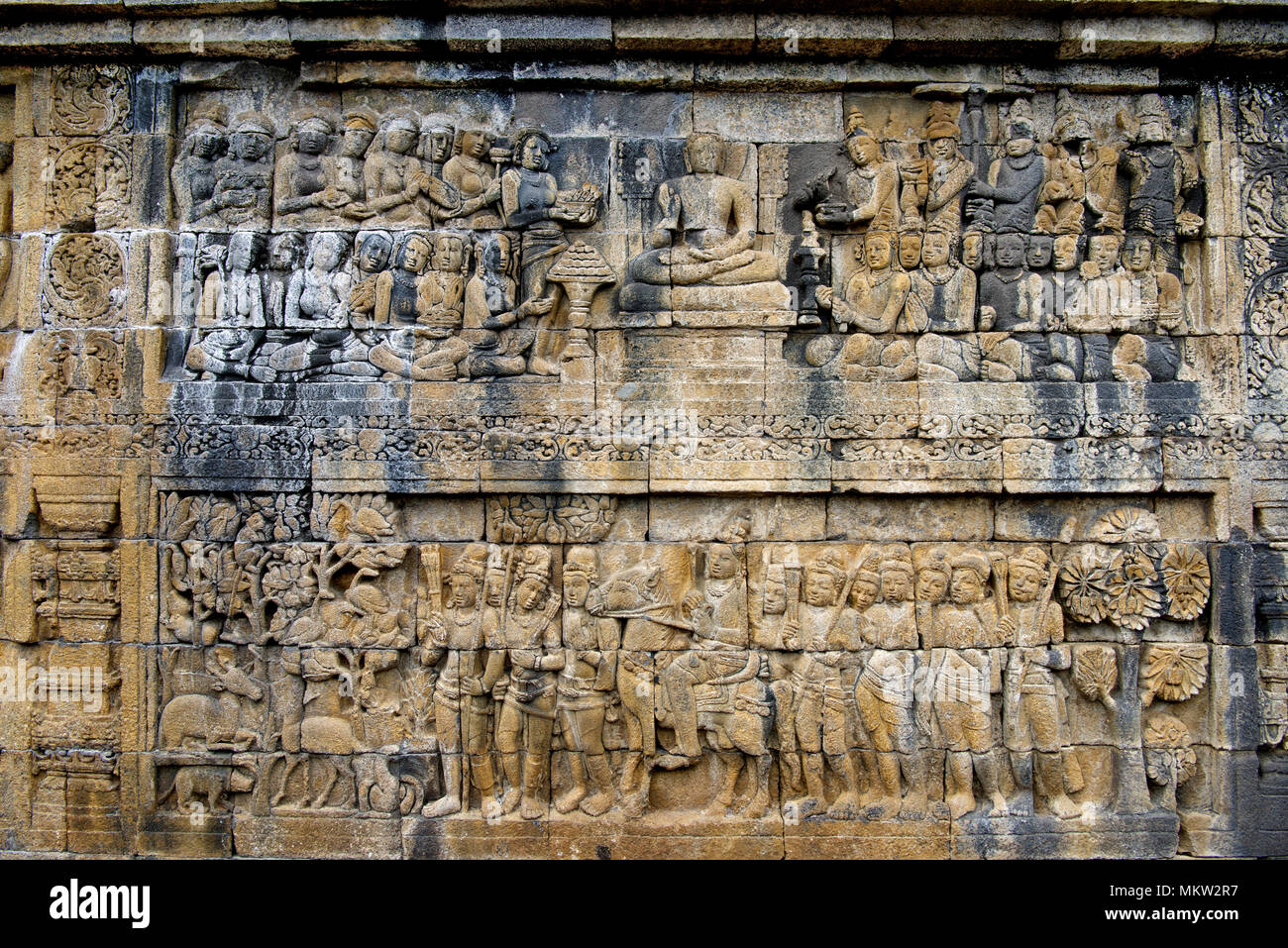 Magnifica due pannello storia nel tono bassorilievo carving Borobudur IX secolo tempio Buddista Java Indonesia Foto Stock