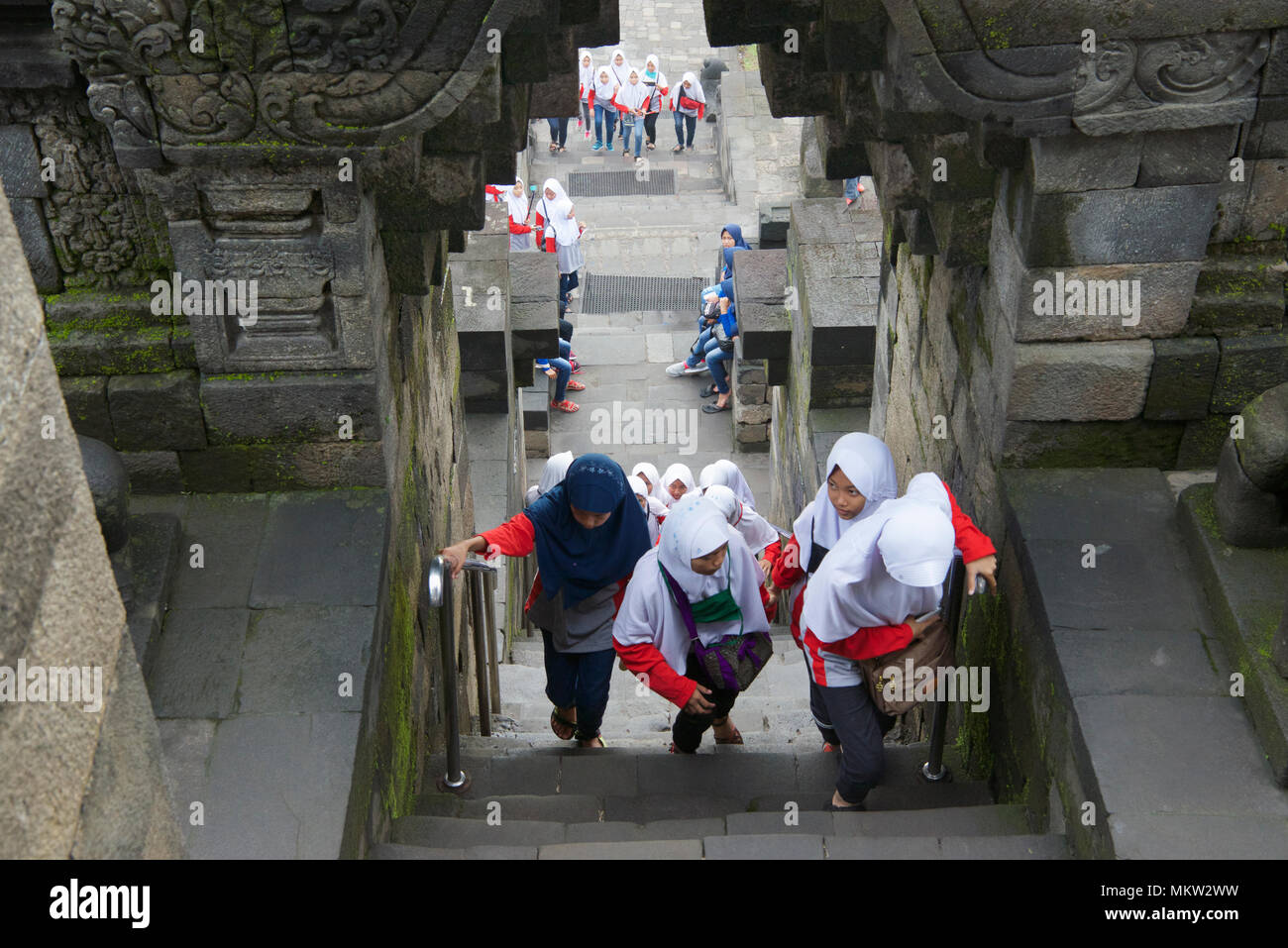 Scuola musulmana ragazze immissione del IX secolo il Borobudur tempio Buddista Java Indonesia Foto Stock
