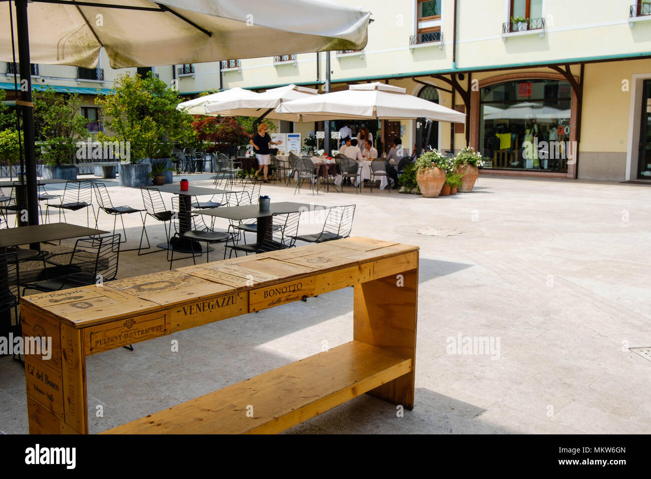 Il rinnovato Quartiere Latino a Treviso è ora un tranquillo ma vivace quartiere con diversi ristoranti. Le auto non sono consentite qui. Foto Stock