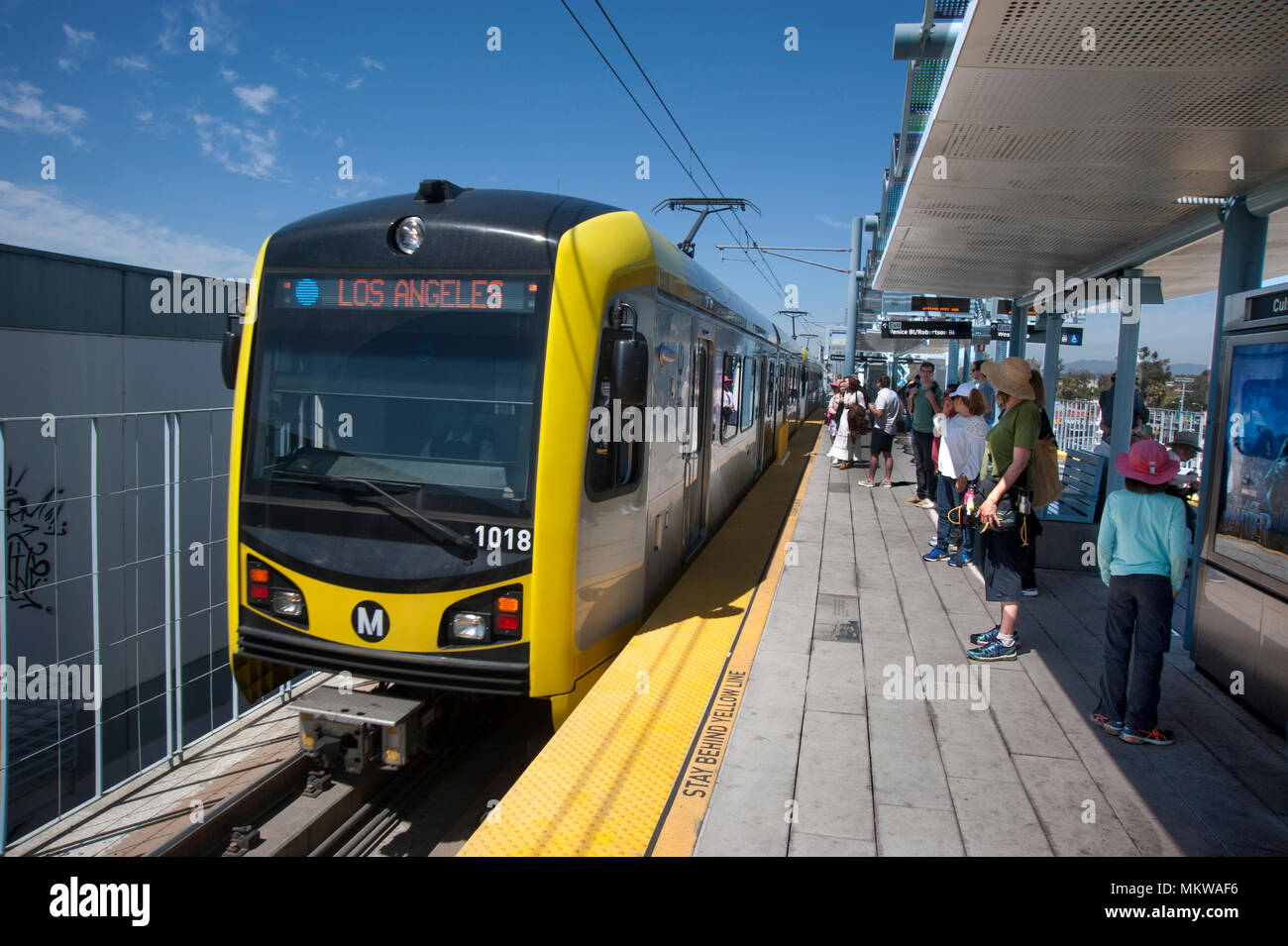 Metro linea ferroviaria treno arrivando alla stazione presso Culver City a Los Angeles, CA Foto Stock