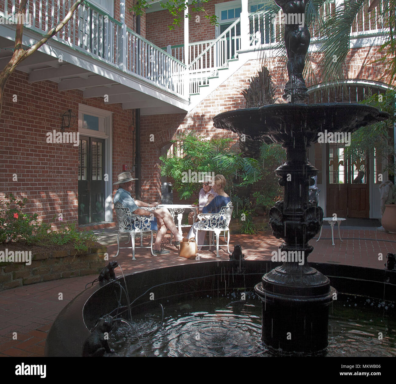 Amici in French Quarter Courtyard, New Orleans, in Louisiana. Foto Stock