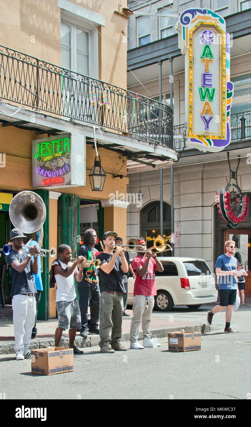 Pick-up Street Band, quartiere francese, New Orleans, Louisiana, giocando per suggerimenti. Foto Stock