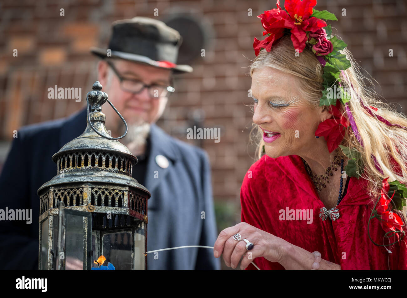 Beltane celebrazioni il giorno di maggio in Glastonbury per festeggiare l arrivo dell'estate. Foto Stock