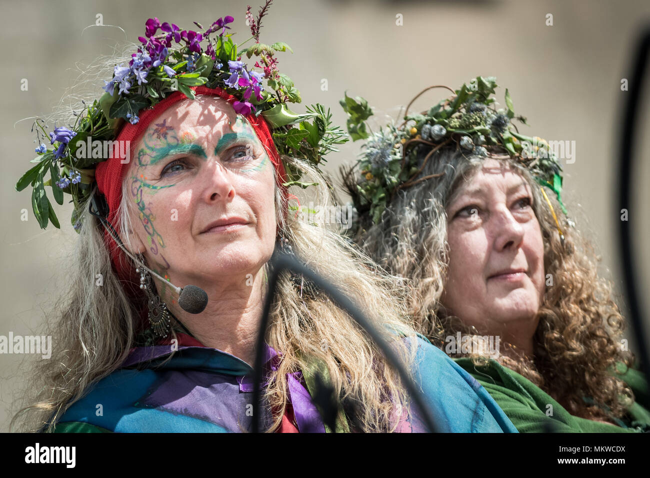 Beltane celebrazioni il giorno di maggio in Glastonbury per festeggiare l arrivo dell'estate. Foto Stock