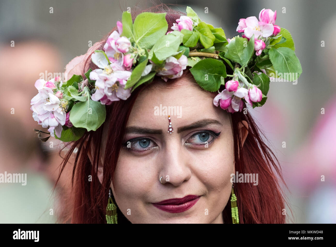 Beltane celebrazioni il giorno di maggio in Glastonbury per festeggiare l arrivo dell'estate. Foto Stock