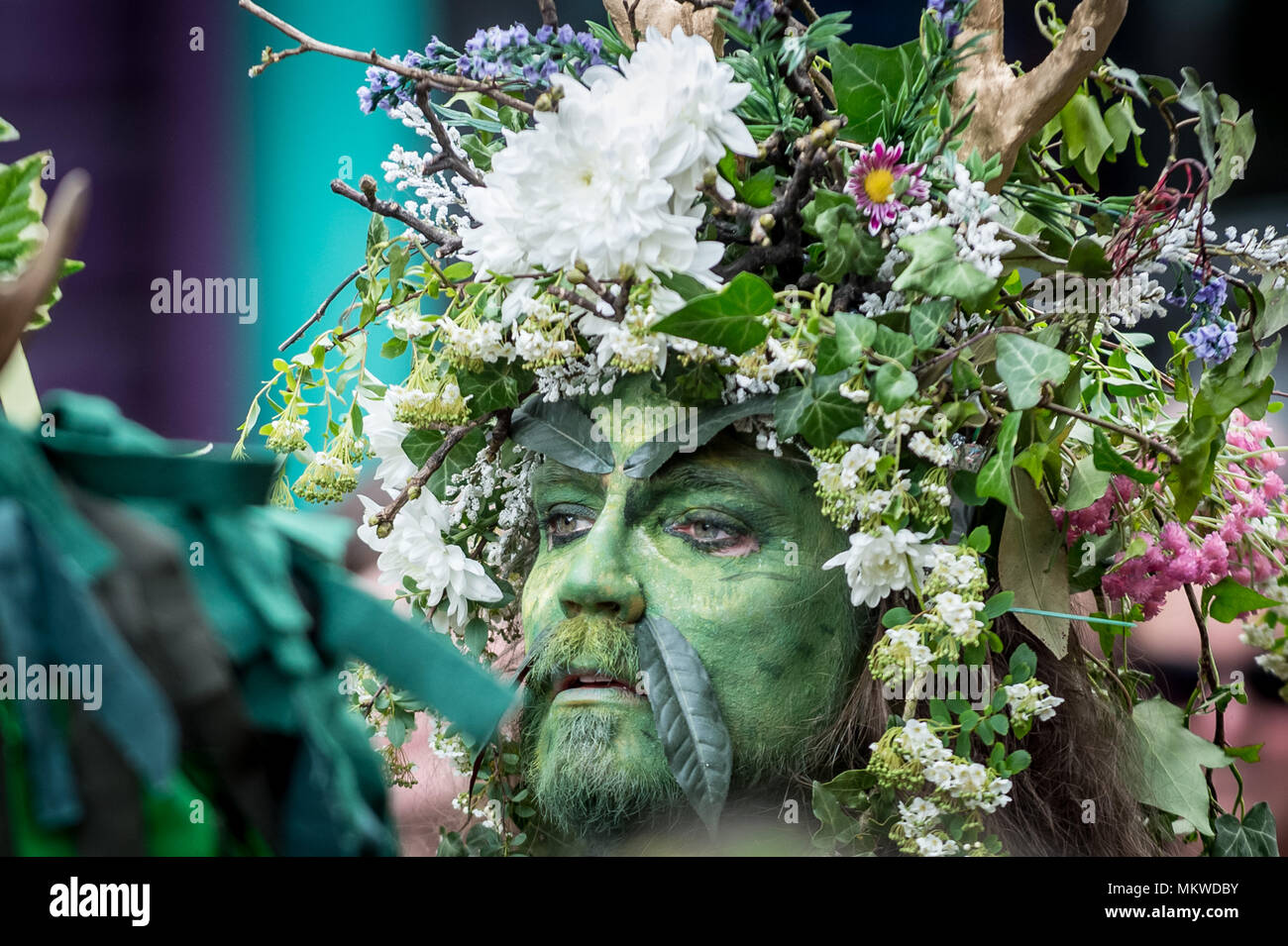 Beltane celebrazioni il giorno di maggio in Glastonbury per festeggiare l arrivo dell'estate. Foto Stock