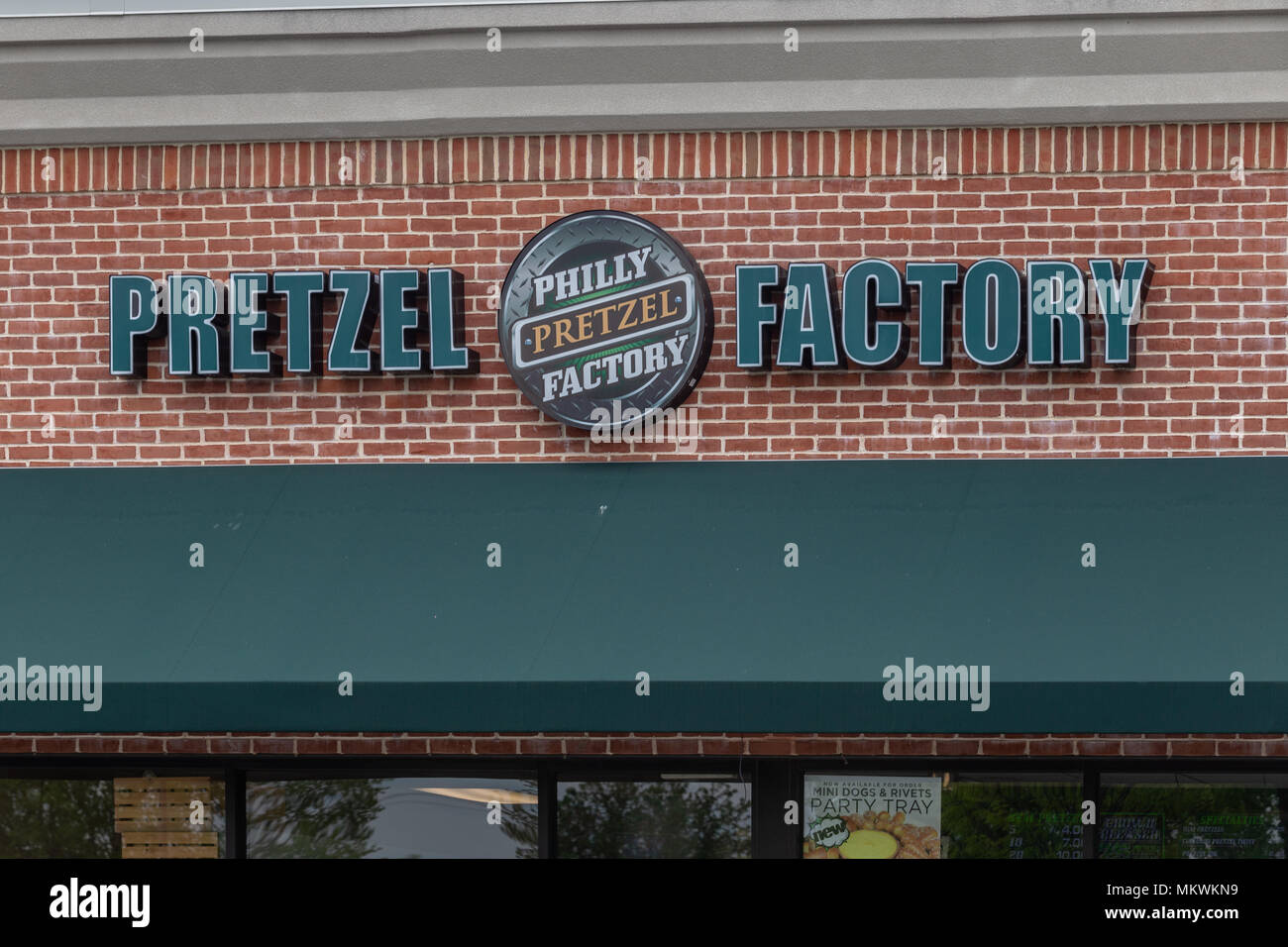 Lititz, PA, Stati Uniti d'America - 7 Maggio 2018: segno esteriore di Philly Pretzel fabbrica, una catena di soft pretzel panetterie con oltre 100 sedi. Foto Stock