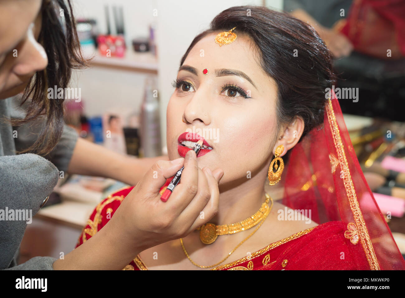 Bella Sposa nepalese con abito da sposa e make up presso il salone di bellezza in Nepal. Foto Stock