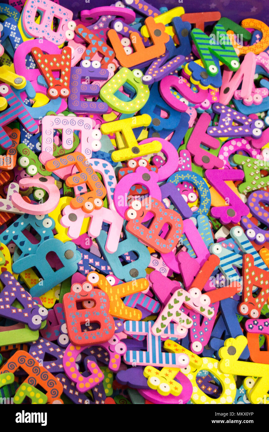 Alfabeto colorato lettera le icone in magazzino in vista Foto Stock