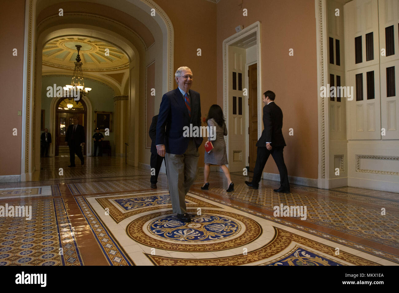 Senato leader repubblicano Mitch Mcconnell (R-KY) lascia il senato piano dopo la votazione sul CR. su Aprile 18th, 2017 presso l'U.S. Capitol a Washington D.C. Foto Stock