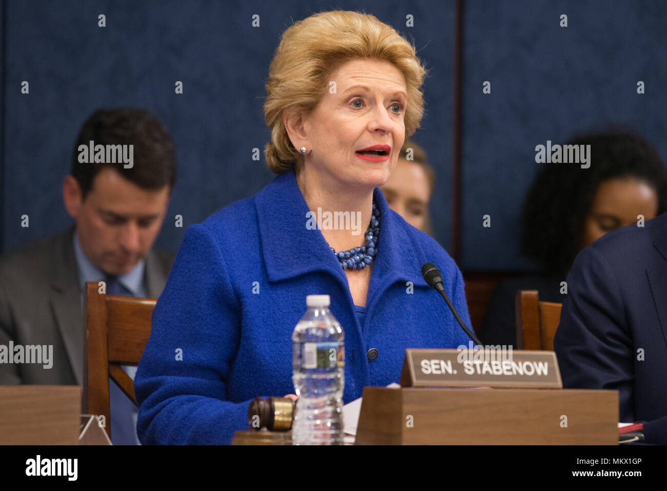 Il senatore Debbie Stabenow (D-MI) parla nel corso di una riunione svoltasi dal Senato democratici di ascoltare le testimonianze da parte di elettori sul ACHA il 10 maggio 2017 presso l'U.S. Capitol. Foto Stock