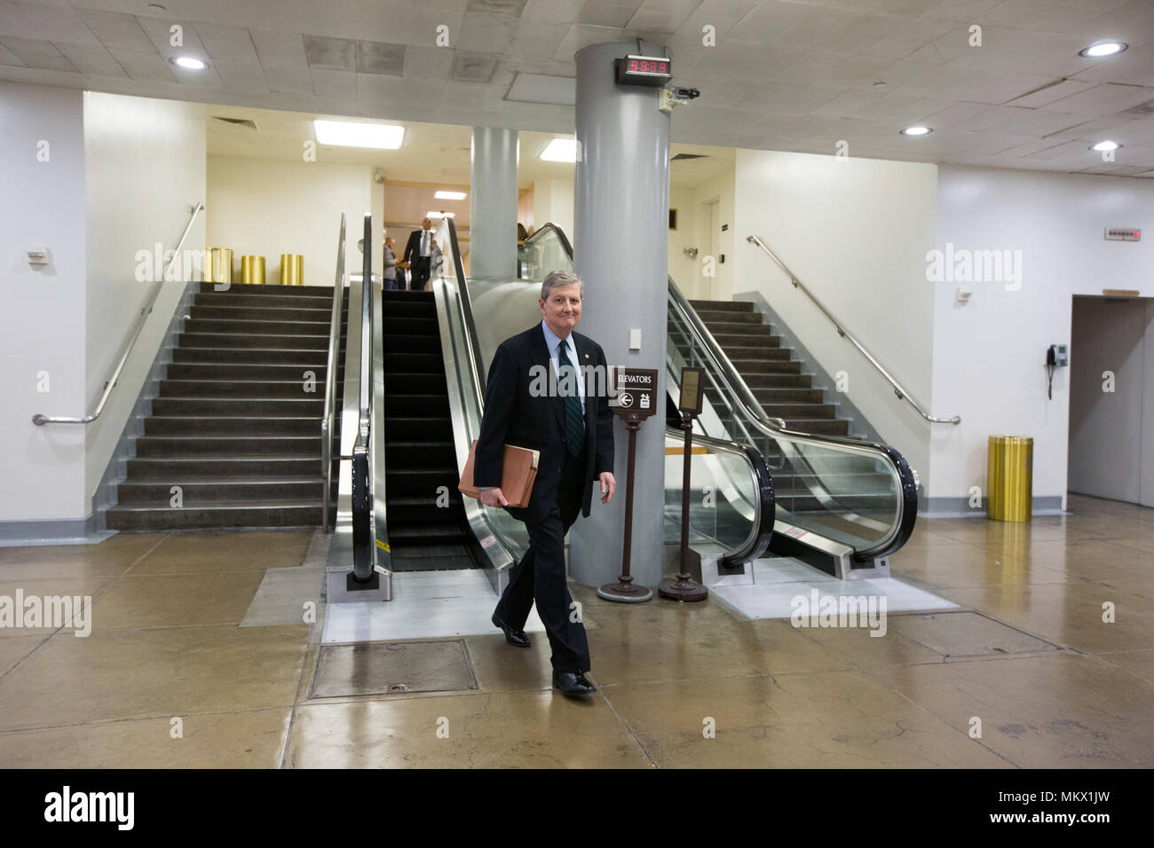 Il senatore John Kennedy (R-LA) passeggiate in Campidoglio alla metropolitana il 10 maggio 2017. Foto Stock
