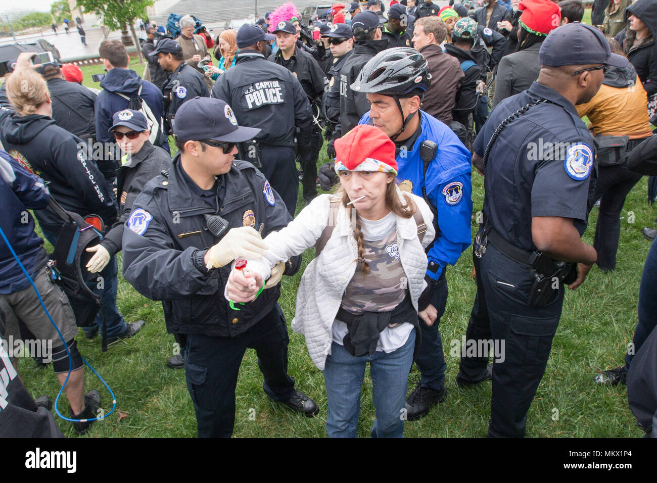 Stati Uniti Capitol poliziotti arrestato un attivista di marijuana per il fumo di marijuana per motivi di Stati Uniti Capitol a Washington D.C. su Aprile 24th, 2017. Foto Stock