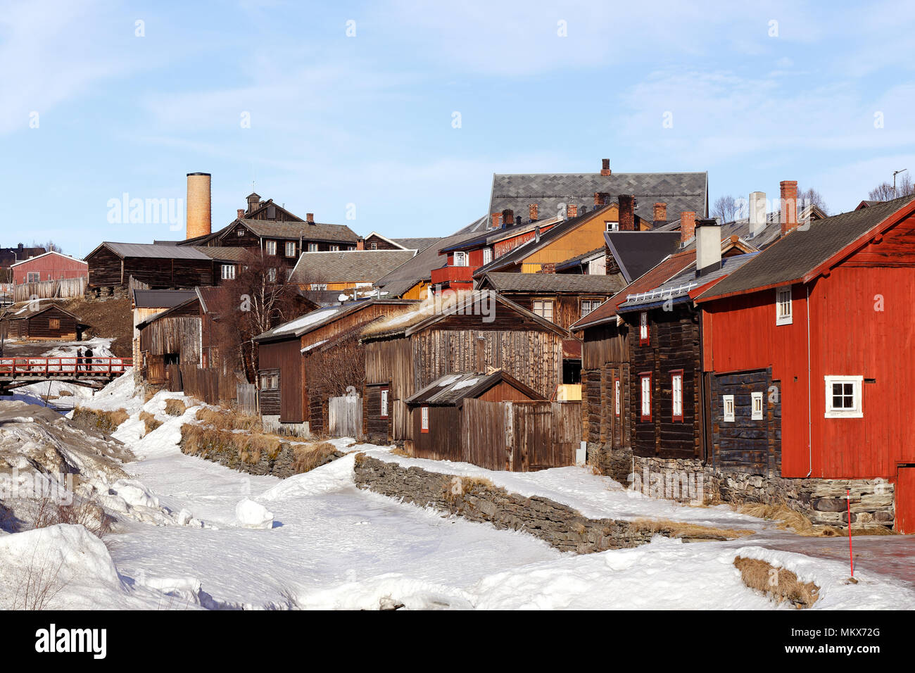 Vista della antica città mineraria Roros in Norvegia durimg la fine della stagione invernale. Foto Stock