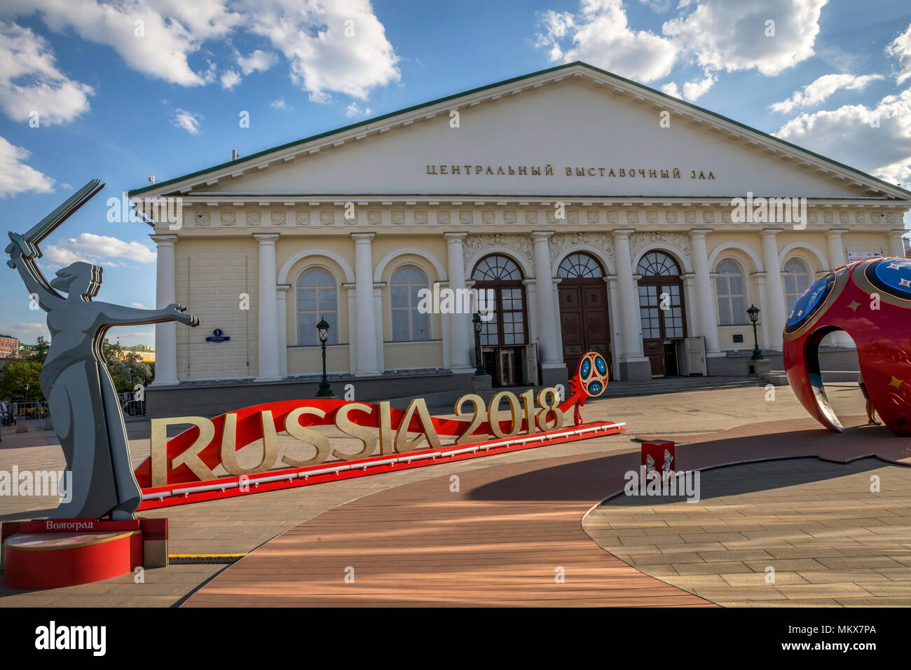 La scritta "Russia 2018' installato prima dell inizio della Coppa del Mondo FIFA 2018 in Manege Square a Mosca, Russia Foto Stock